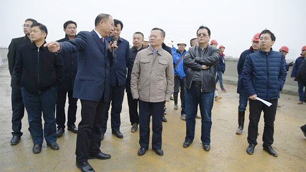 胡忠雄實(shí)地考察臨湖公路建設(shè)