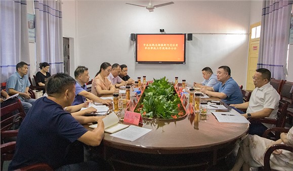 現(xiàn)場辦公解難題 鄉(xiāng)村振興繪藍(lán)圖 駐鶴龍湖鎮(zhèn)新河村鄉(xiāng)村振興后盾單位幫扶工作現(xiàn)場辦公會召開