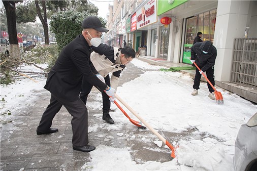 戰(zhàn)風(fēng)雪 顯擔(dān)當(dāng)！直擊城運(yùn)人鏟雪除冰第一線