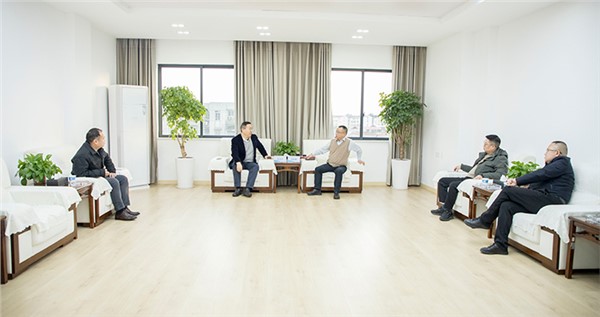 專家來助陣 為產(chǎn)業(yè)發(fā)展“疏通經(jīng)絡(luò)” 劉險峰與粵港澳大灣區(qū)機器人產(chǎn)業(yè)聯(lián)盟理事長吳方正一行進行工作座談
